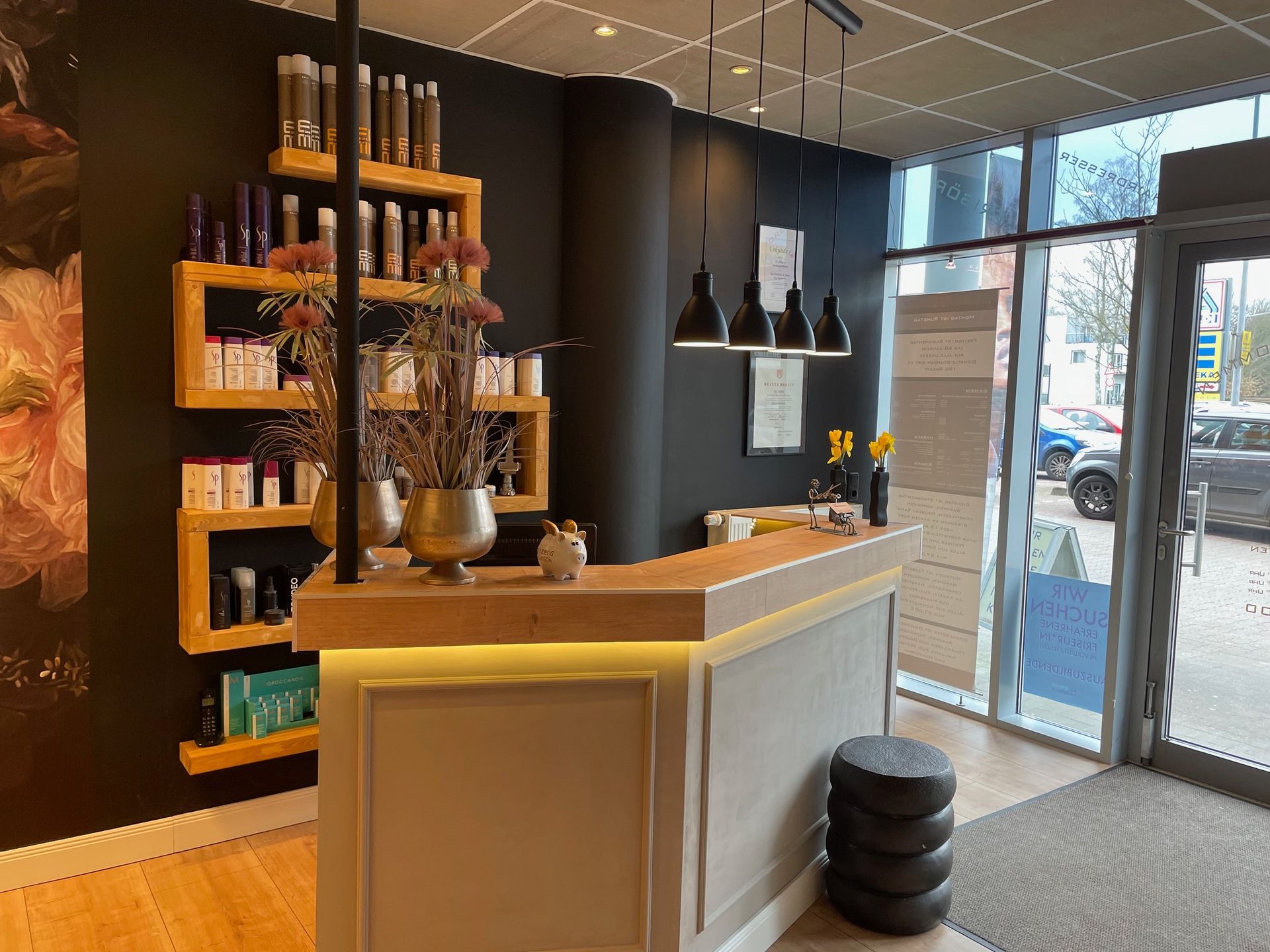 Ein Empfangstresen in einem Salon mit einem Stapel Reifen auf dem Boden.