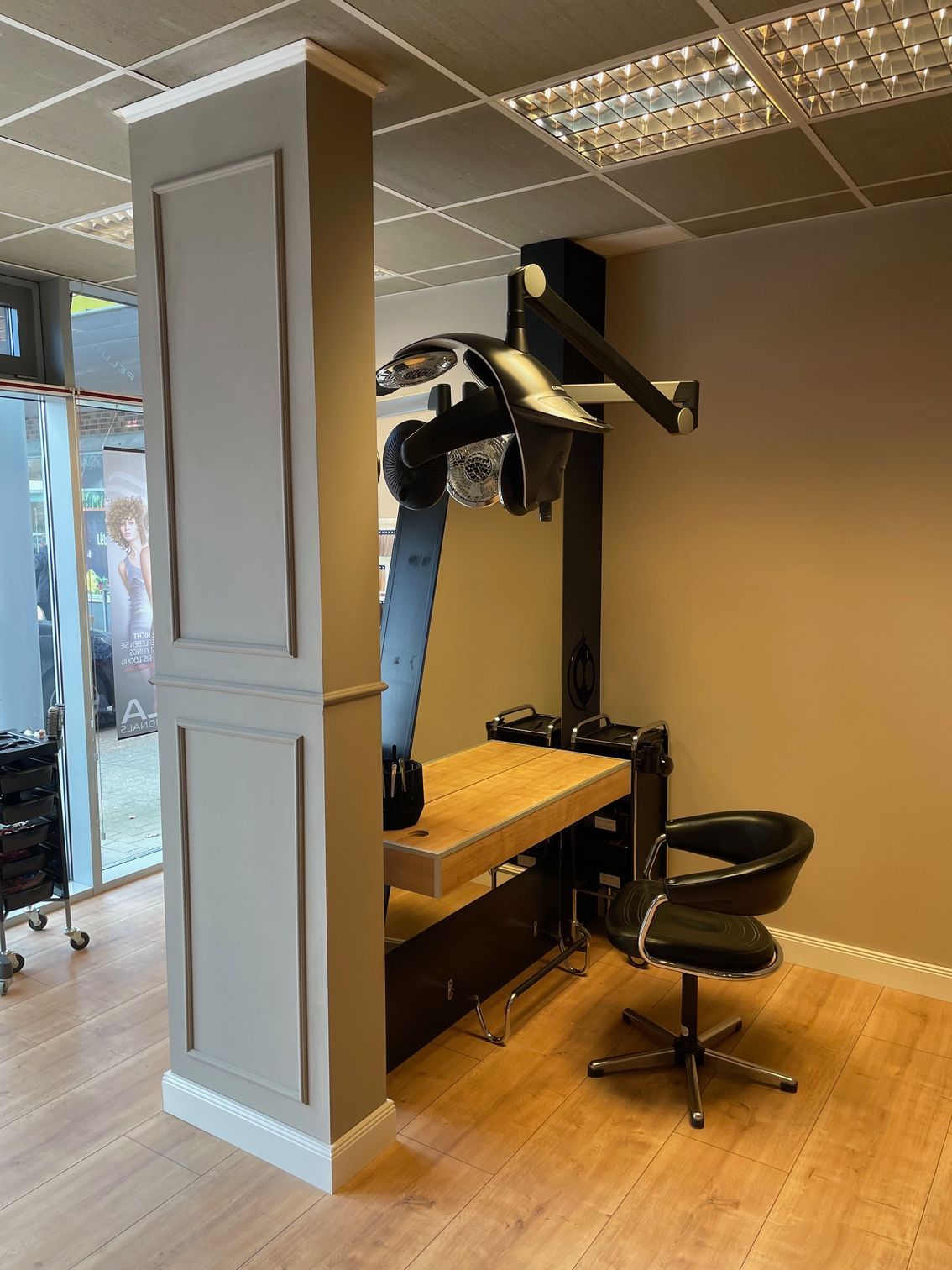 Ein Friseursalon mit einem Stuhl und einem Tisch.