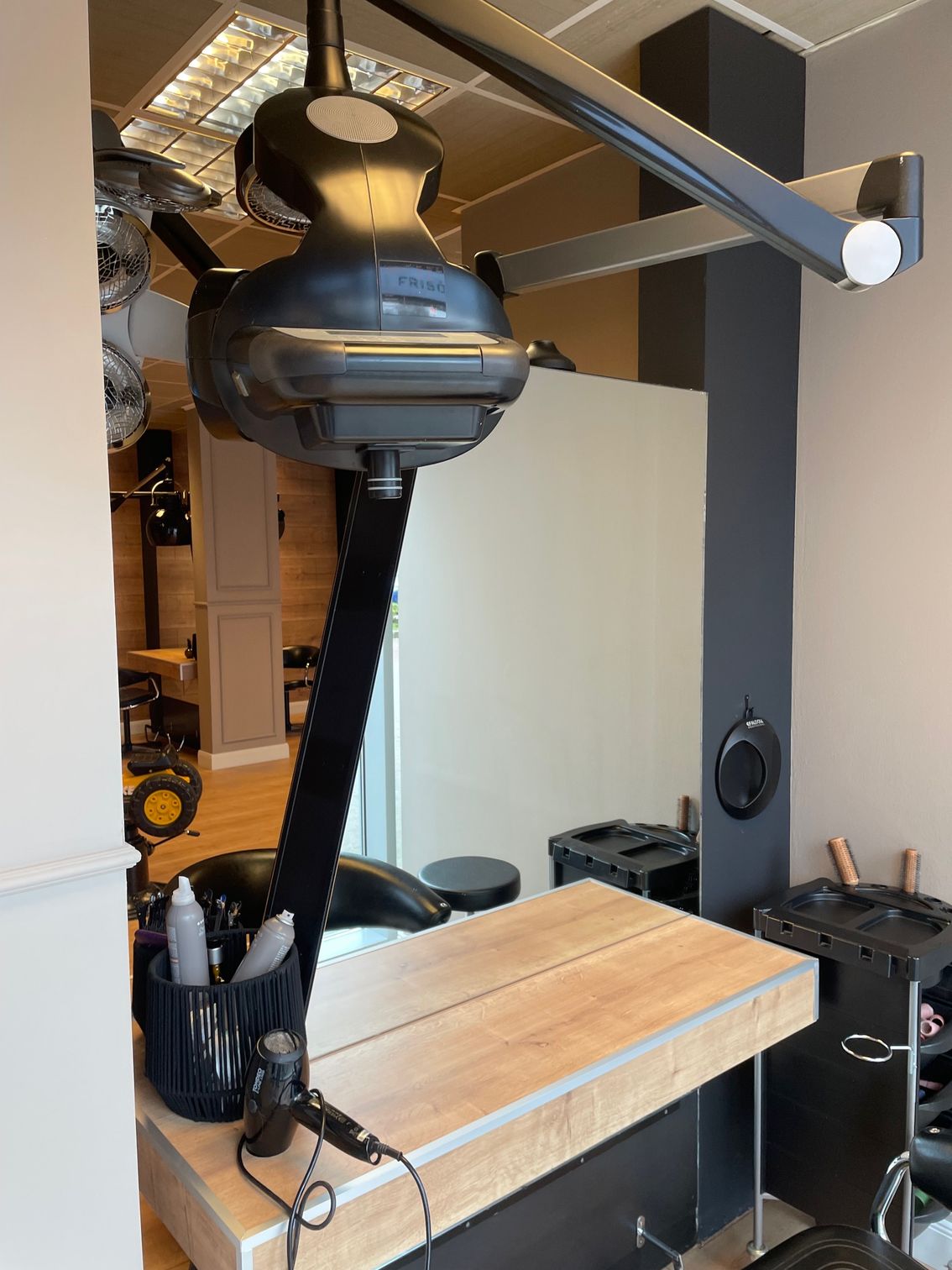 Ein Friseursalon mit einem Tisch und einem Spiegel.