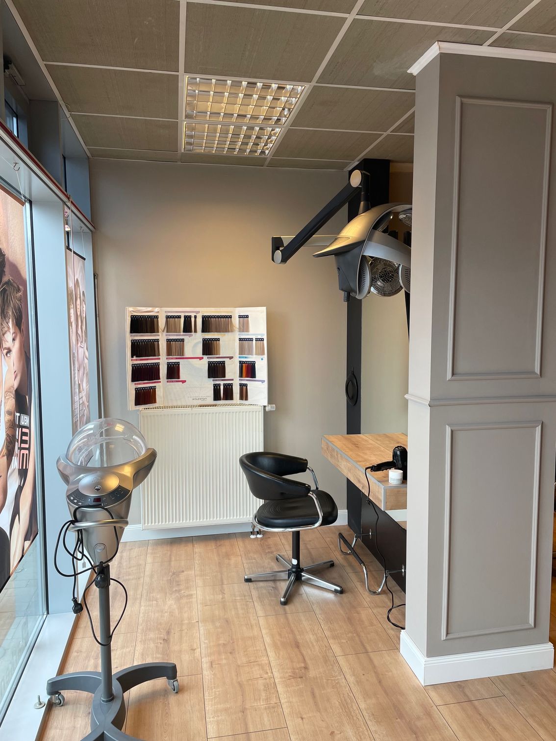 Ein Friseursalon mit Stuhl und Föhn.