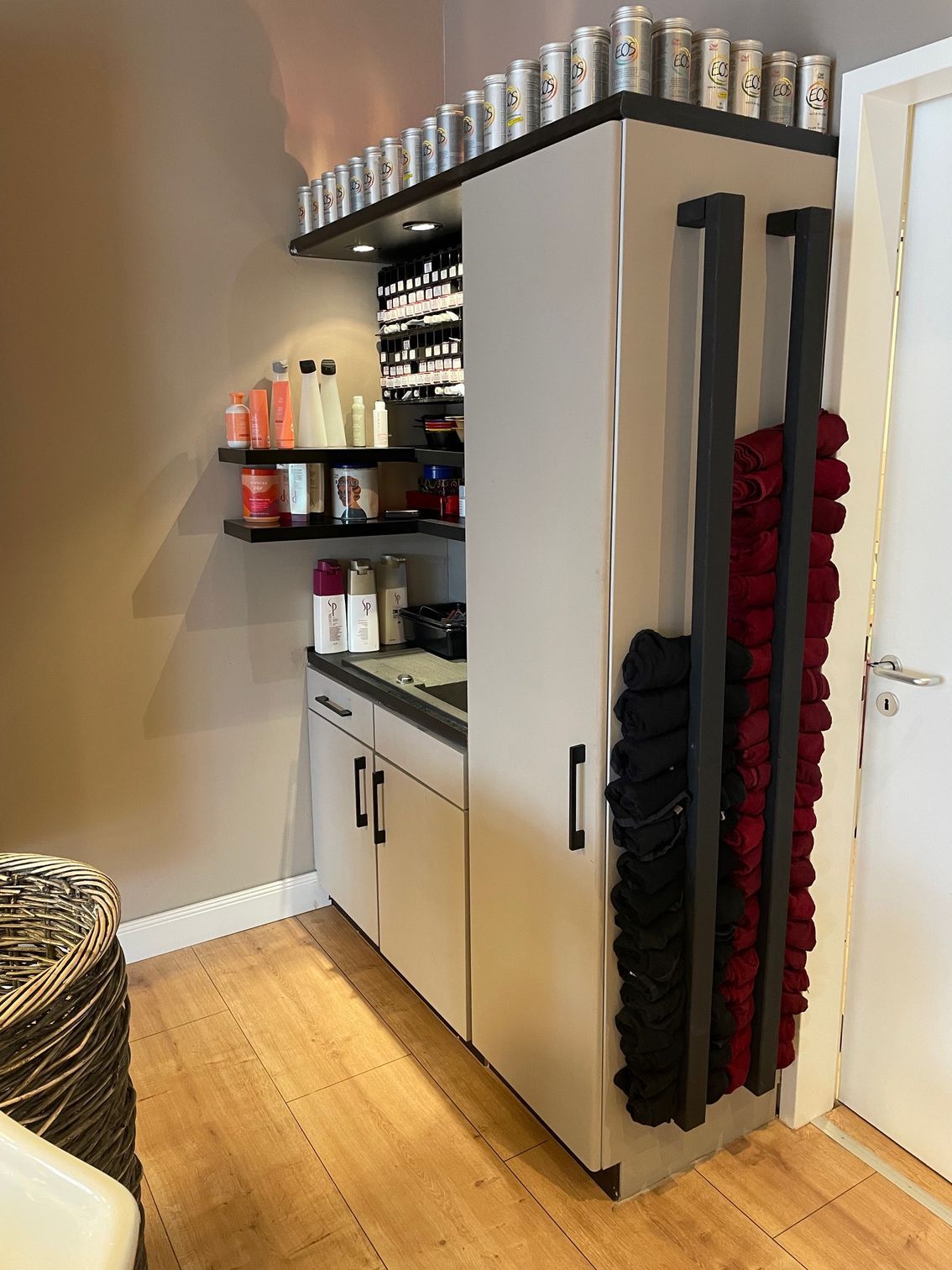 Ein Raum mit vielen Schränken und Regalen und einer Tür.