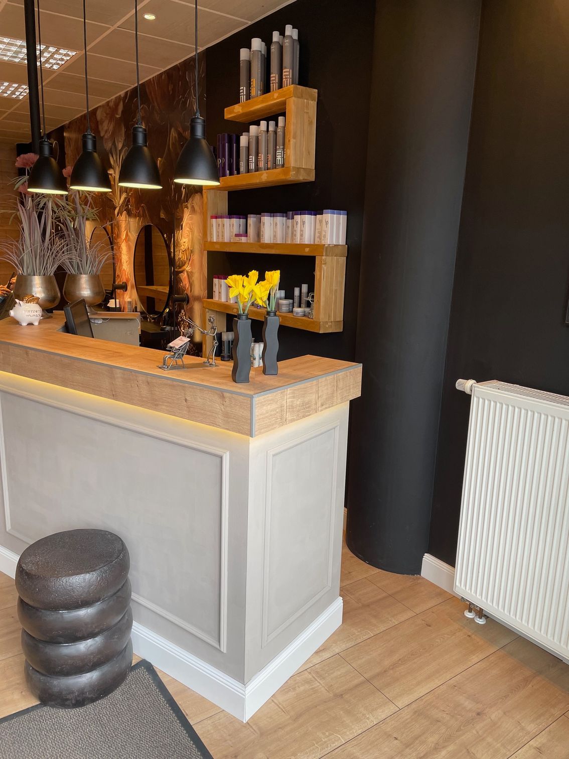 Ein Salon mit einer Theke und Regalen voller Haarprodukte