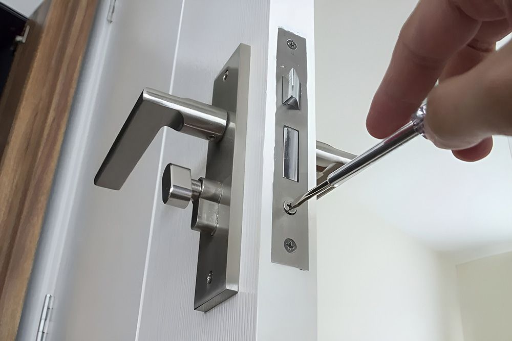 Locksmith Repair or Install the Door Lock in House