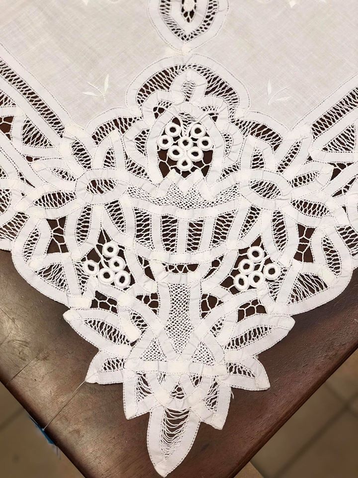 vendita tovaglie ricamate di seconda mano