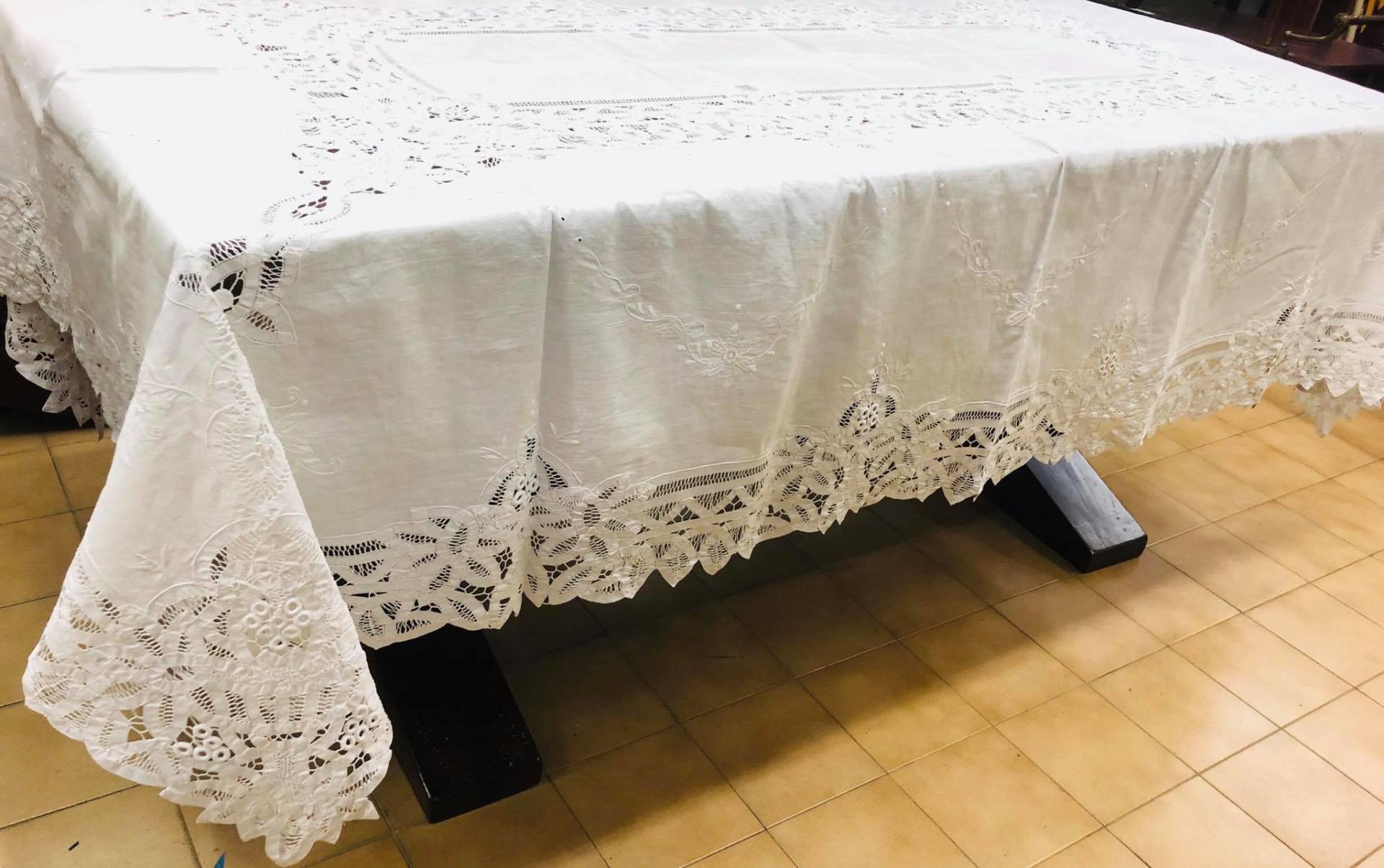 tovaglia ricamata di seconda mano