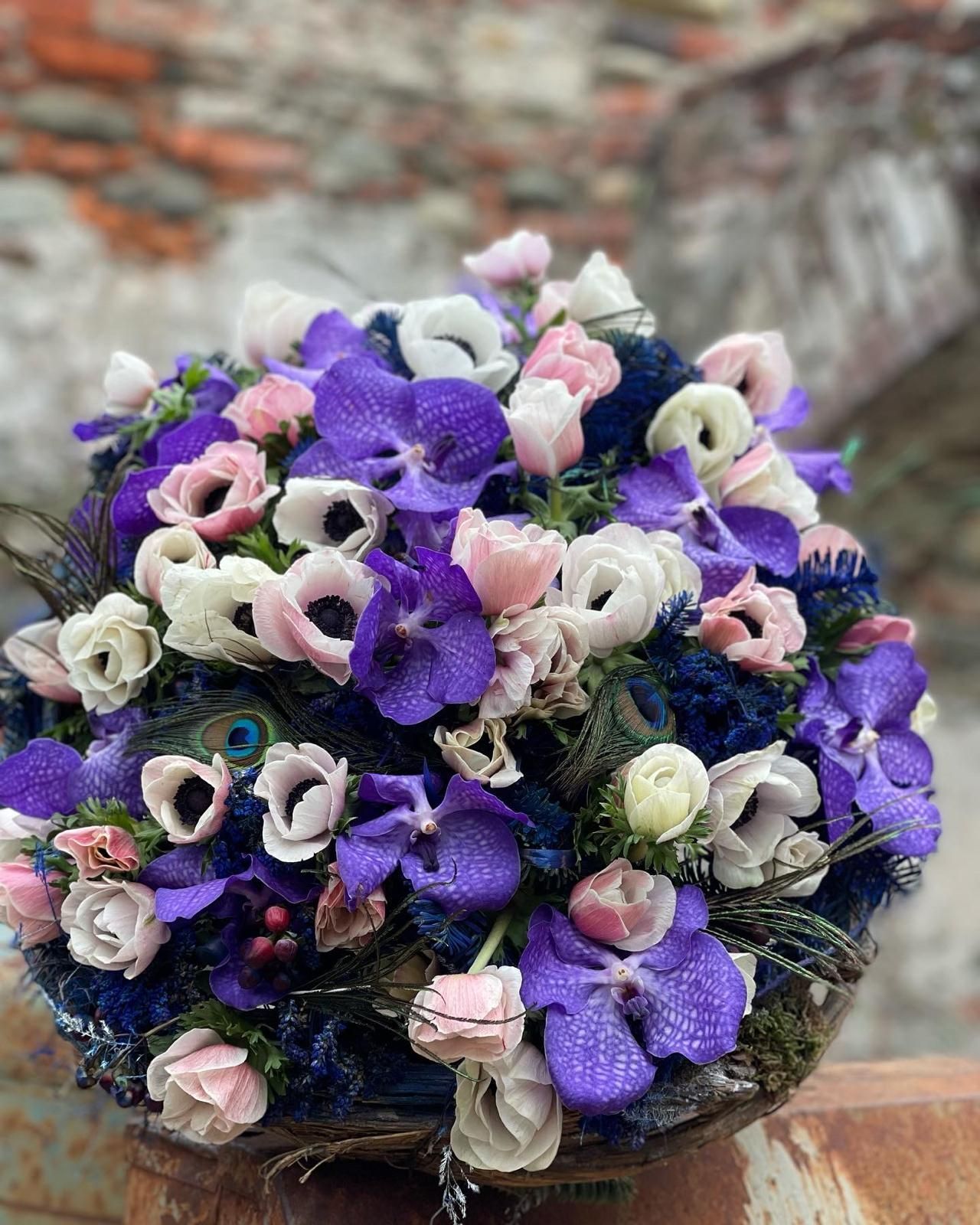 Un mazzo di fiori viola e rosa è appoggiato su un tavolo.