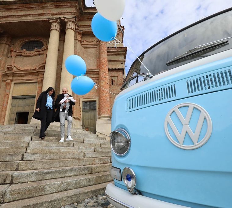 Un furgone VW blu è parcheggiato davanti a un edificio