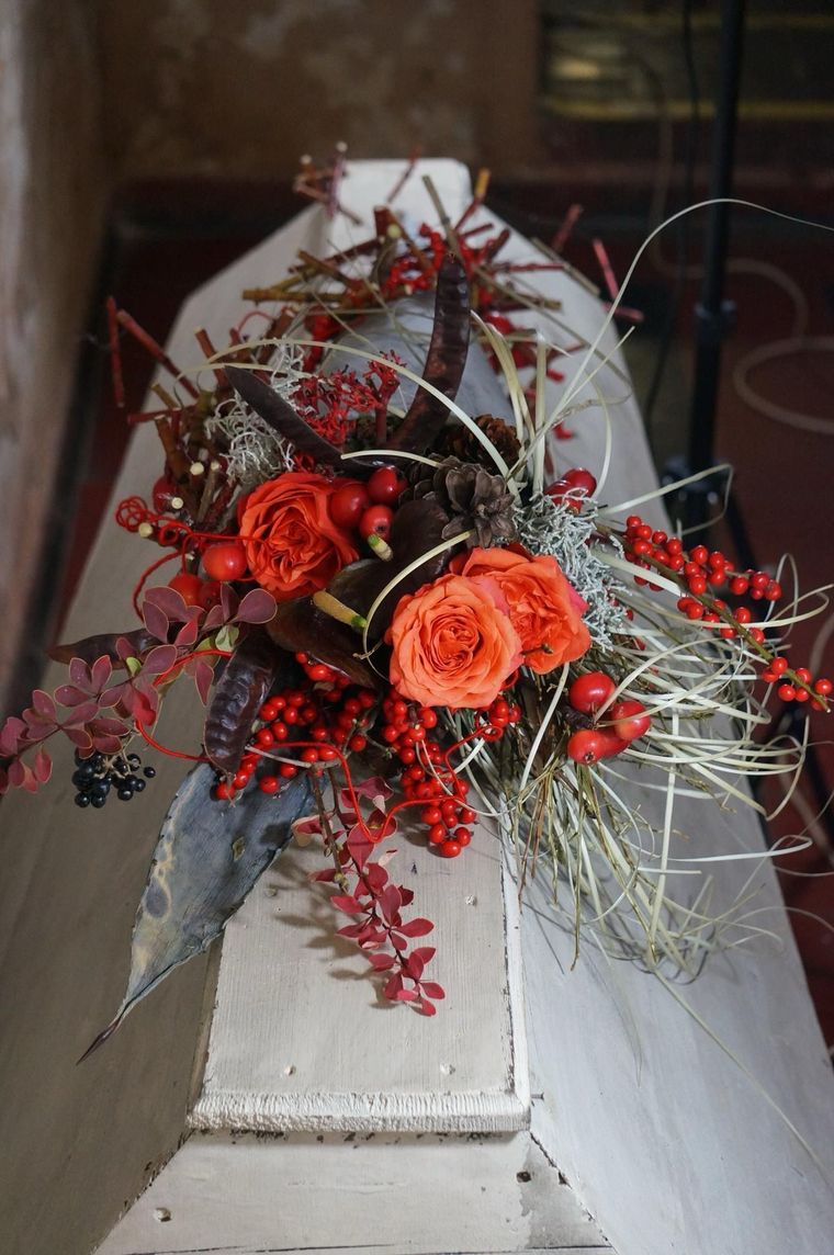 Una bara bianca con fiori e bacche sopra