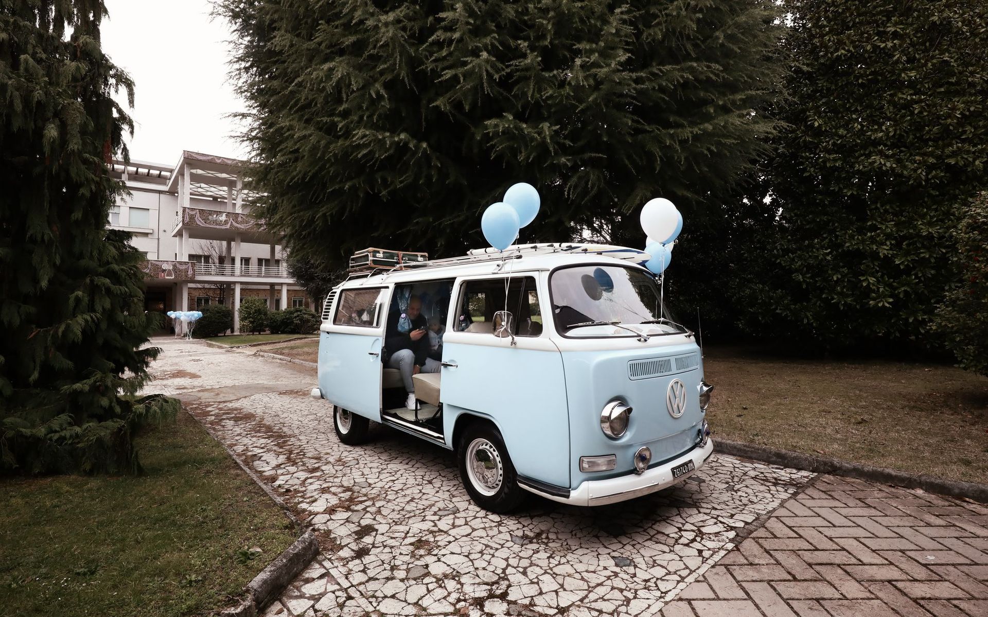 Un furgone blu con palloncini sopra