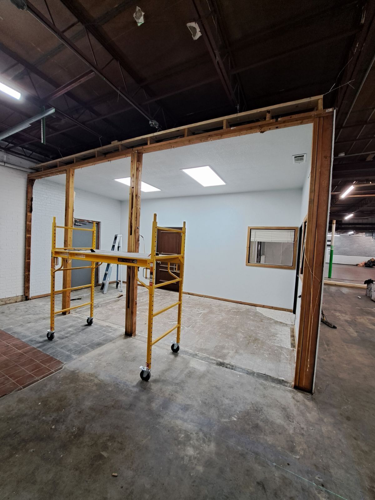 A room with a scaffolding in the middle of it