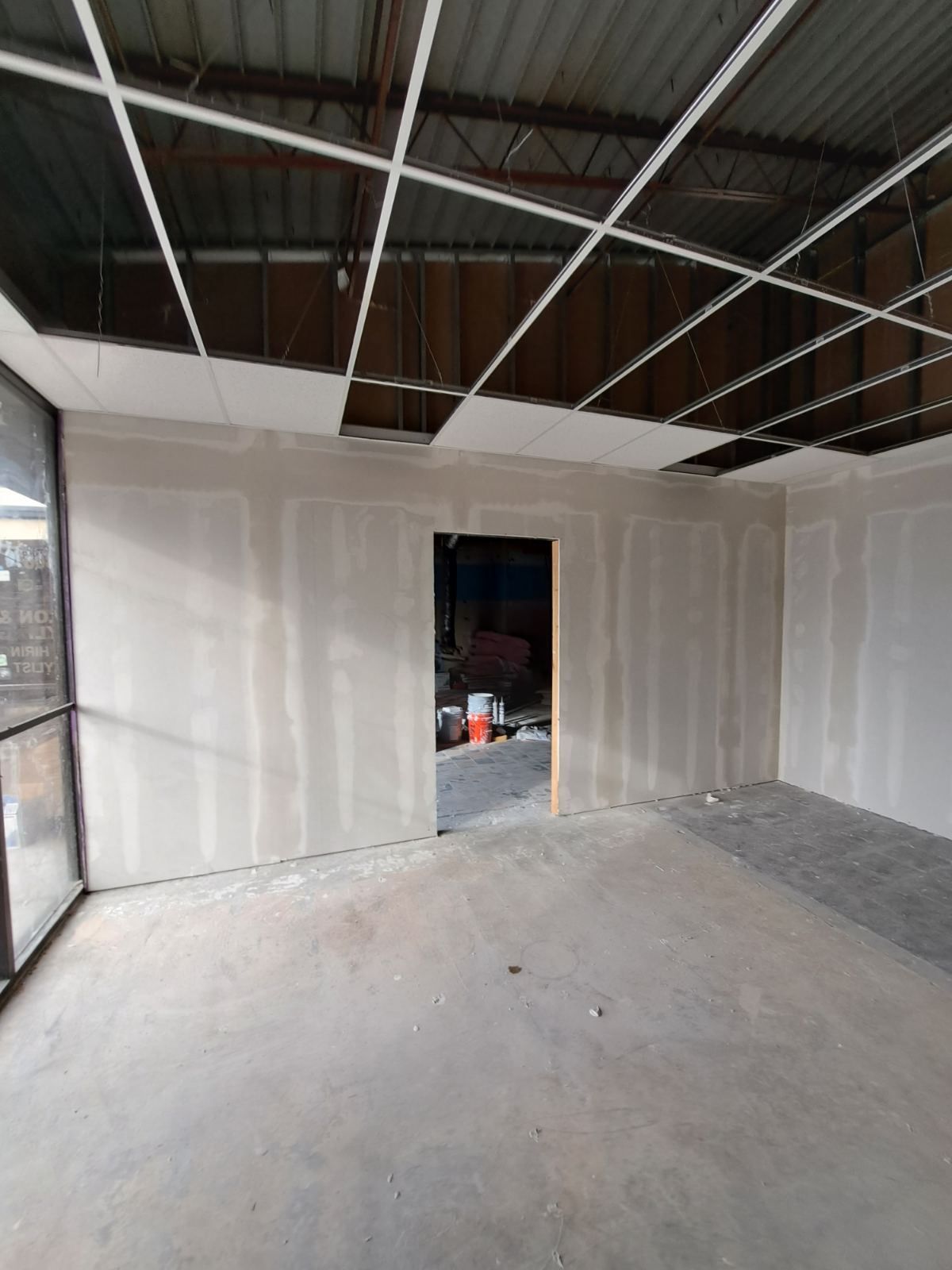 An empty room with drywall walls and a ceiling.