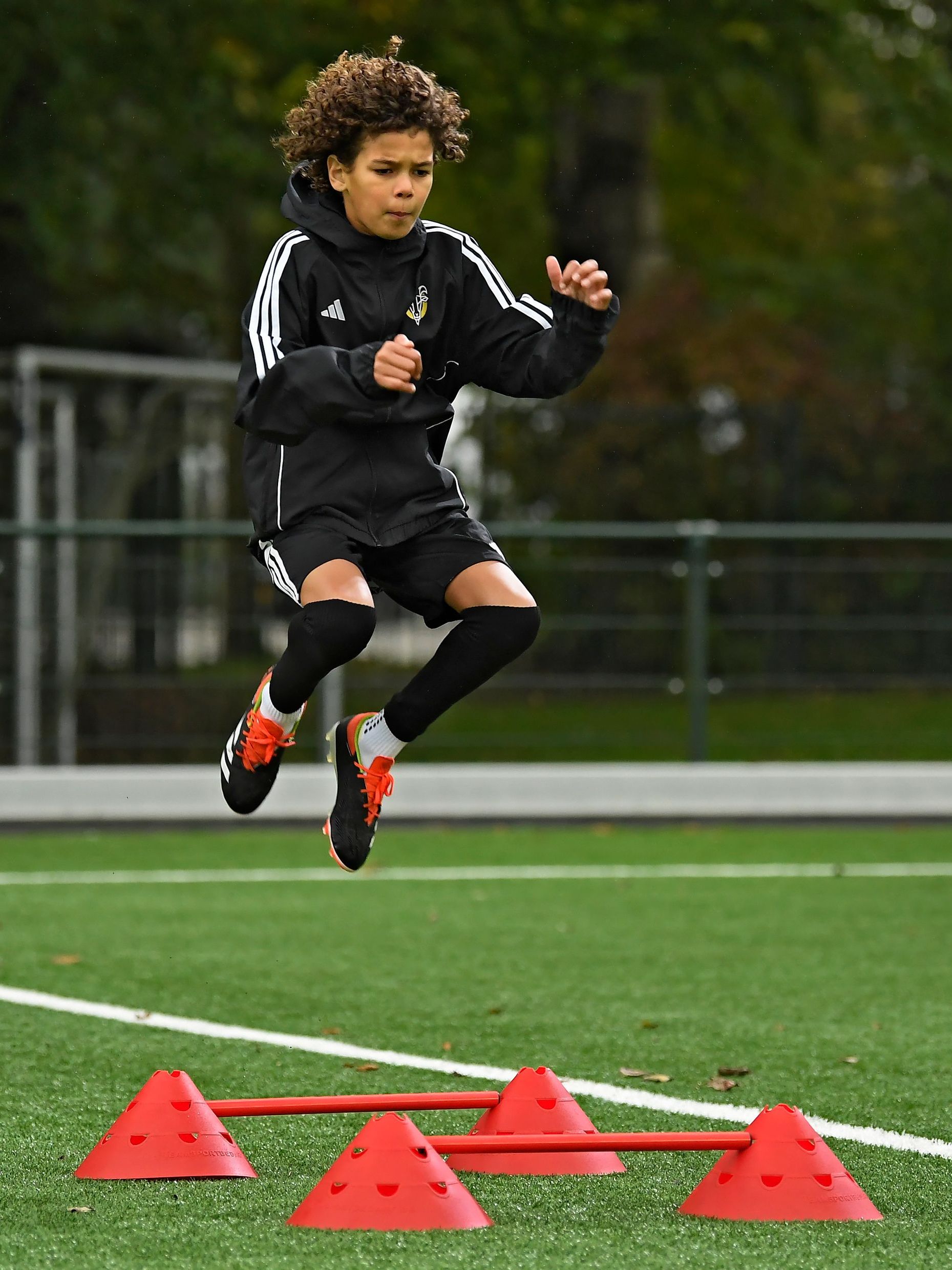 Jeugdspeler tijdens kracht- en coördinatie oefening