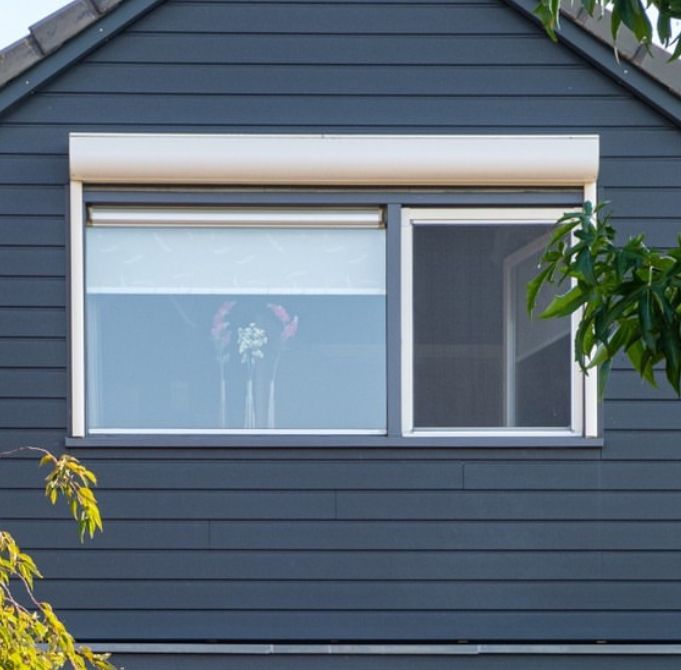 Een close-up van een kleurrijk gebouw met een geometrisch patroon erop.