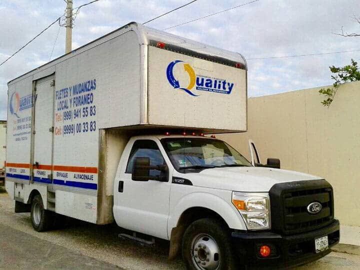 Un camión blanco con la palabra calidad.