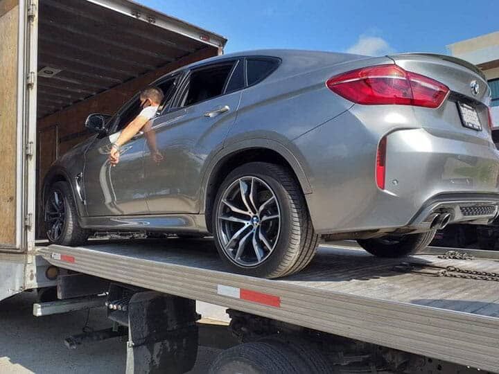 Un coche está encima de una grúa.