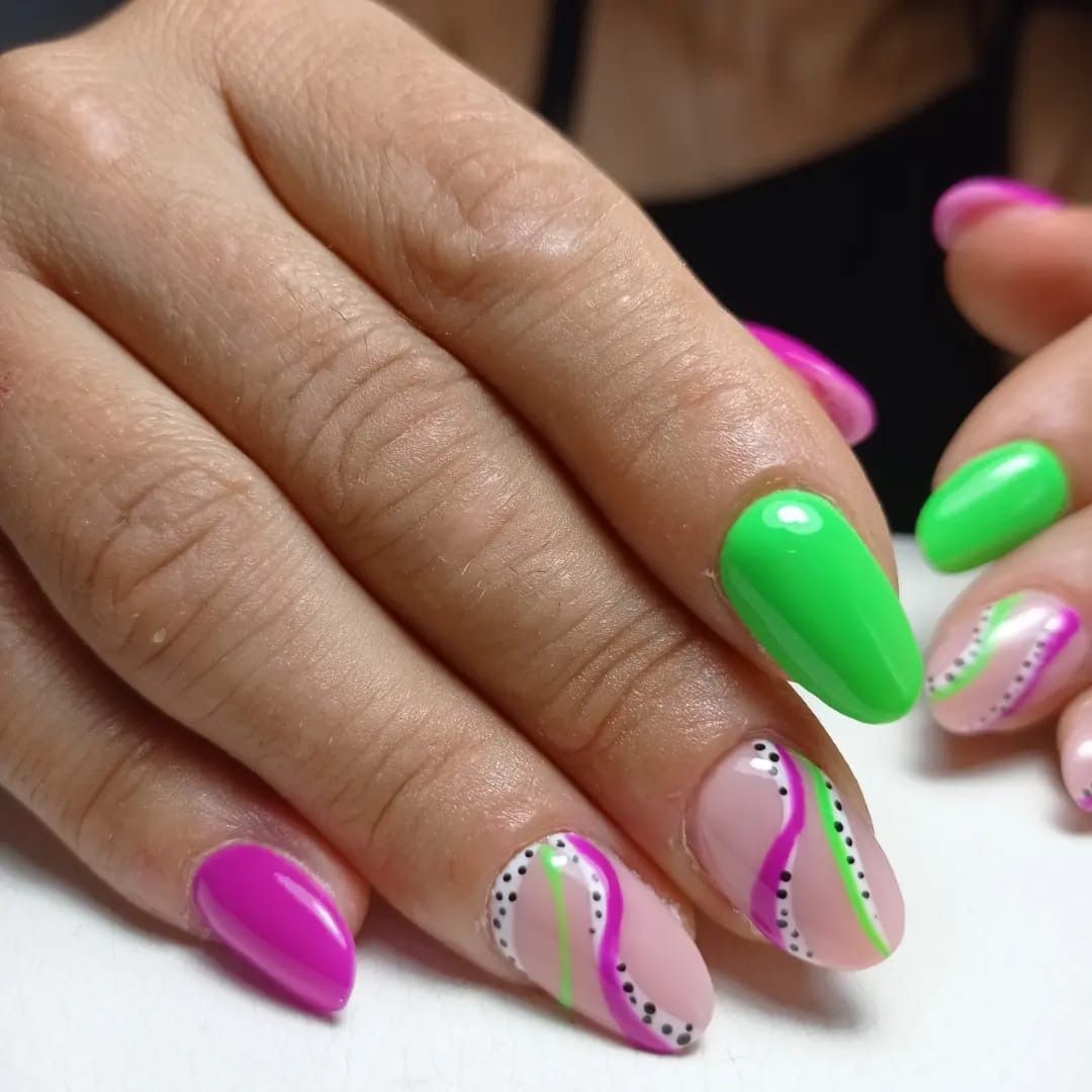 unghie verdi e fucsia con decorazioni