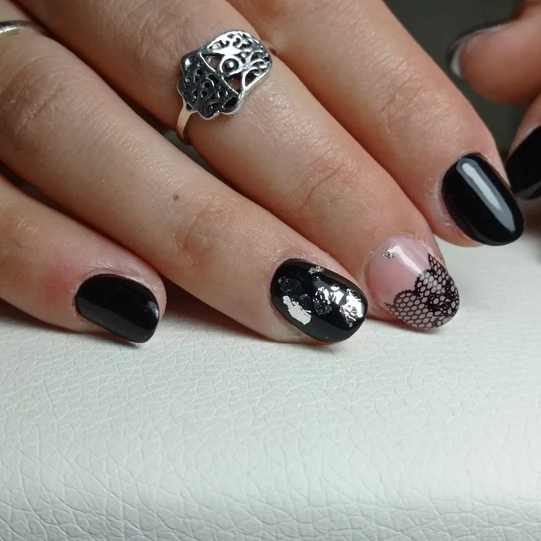 unghie nere con brillantini