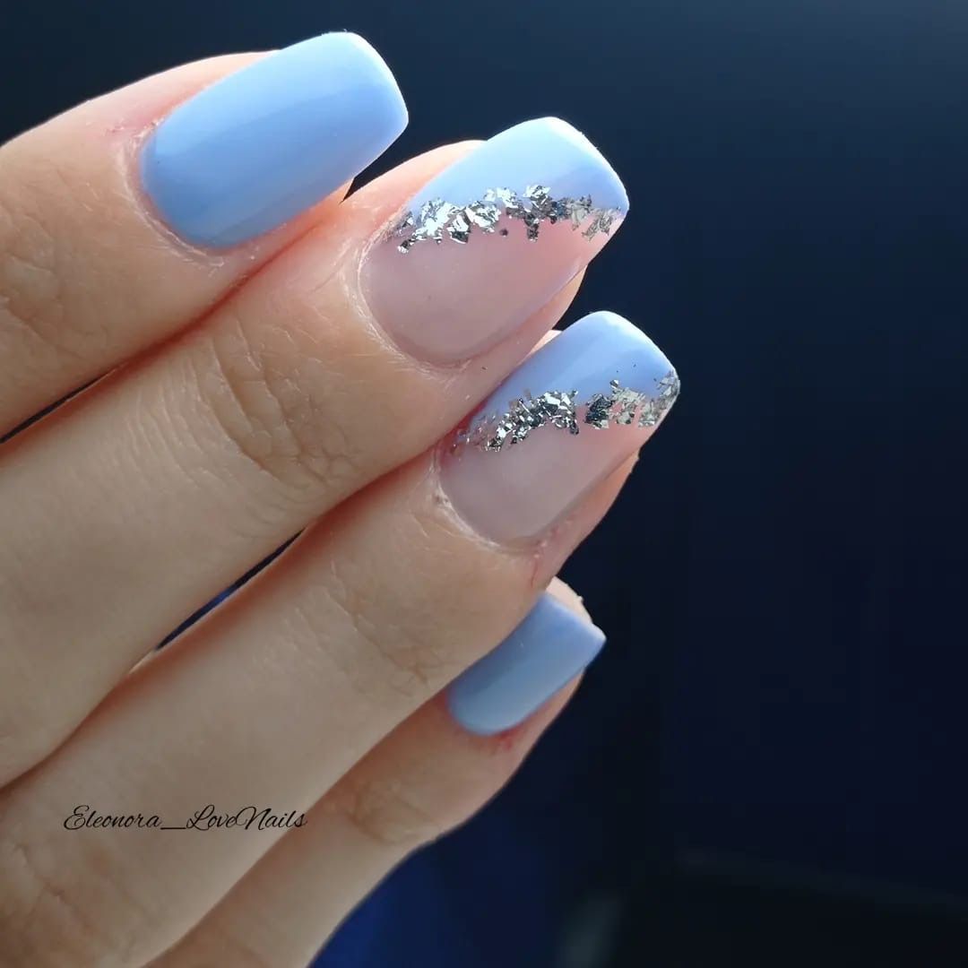 unghie con smalto celeste
