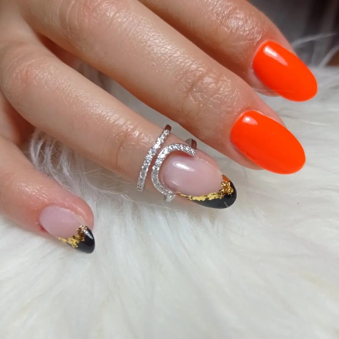 unghie arancioni e nere