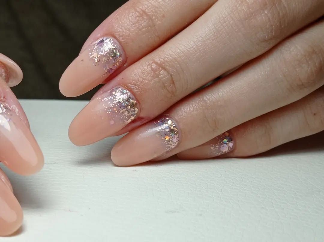 unghie rosa e brillantini