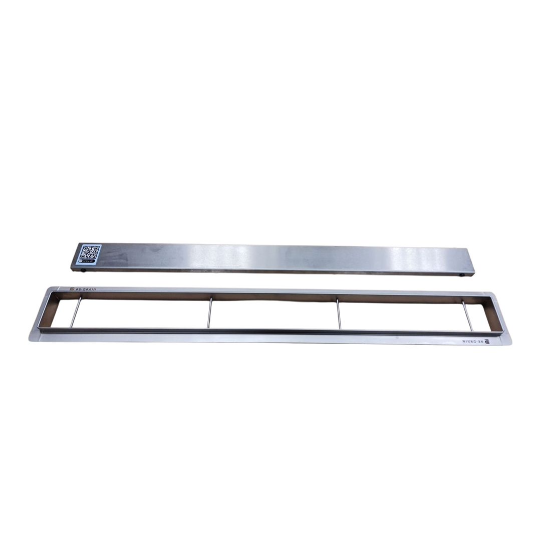Twee rechthoekige metalen frames, waarvan één met deksel, mogelijk onderdeel van een ventilatiesysteem.
