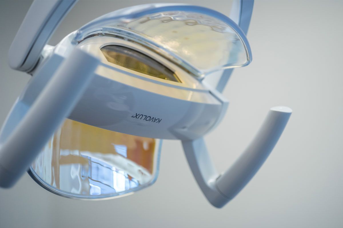 Eine Nahaufnahme einer Zahnarztleuchte in einer Zahnarztpraxis