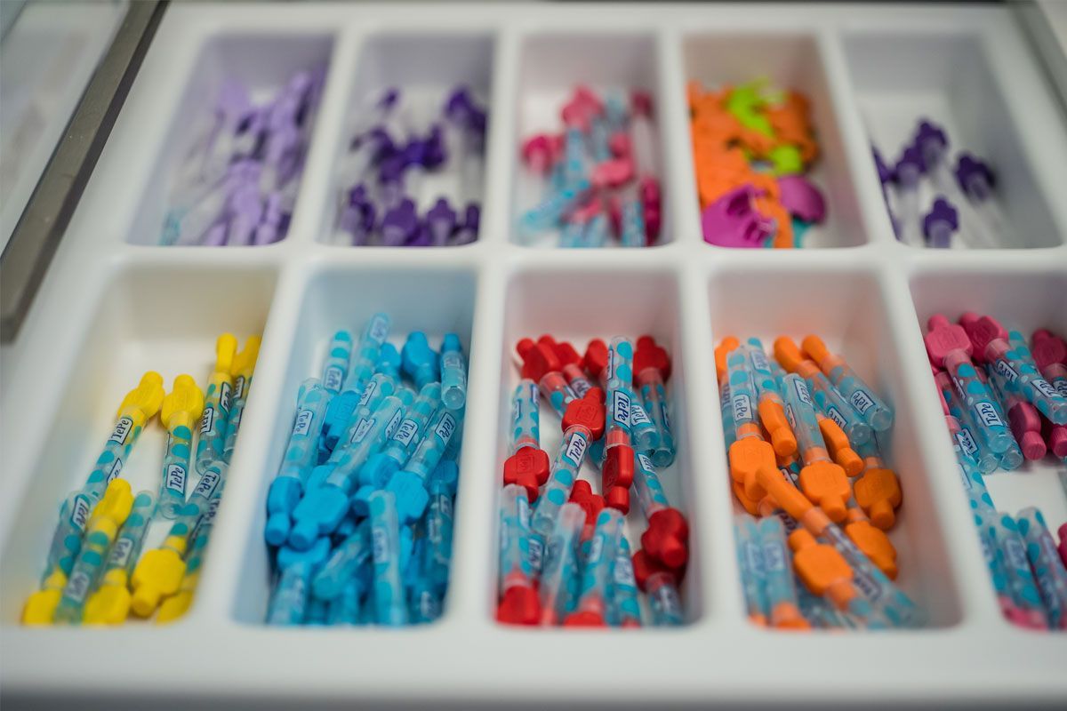Ein Tablett mit einer Auswahl an Buntstiften in unterschiedlichen Farben.