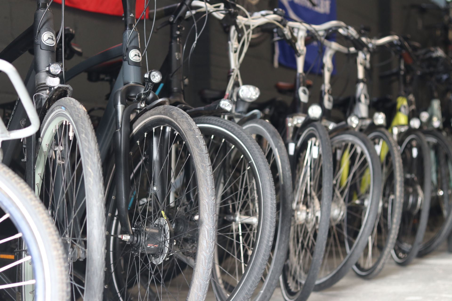 Een rij fietsen dicht bij elkaar geparkeerd.