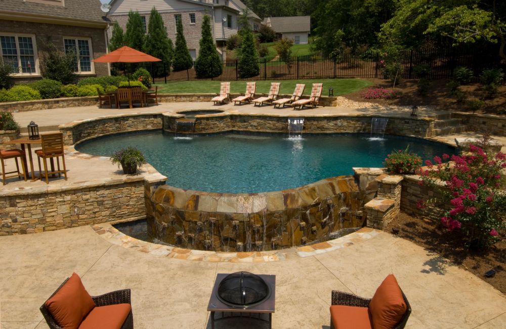 Inground negative edge swimming pool