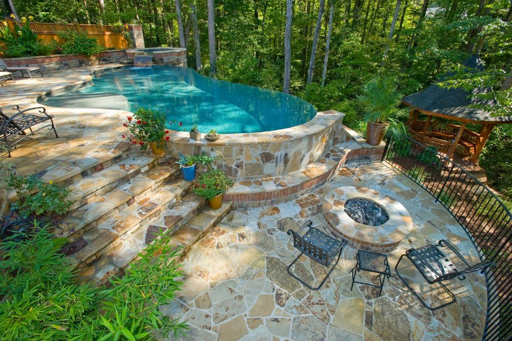 Inground swimming pool and spa nagative edge