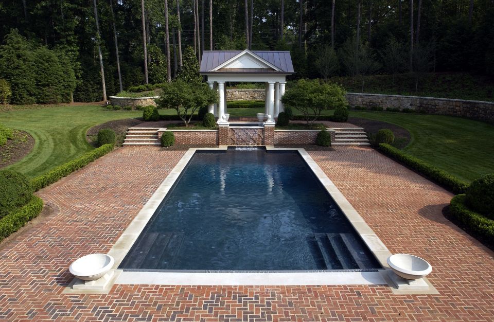 Inground swimming pool with automatic cover