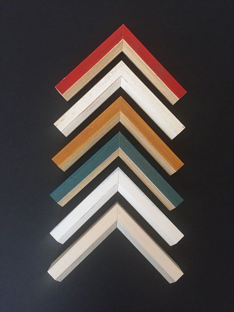 cornice asta intagliata bianco blu giallo panna