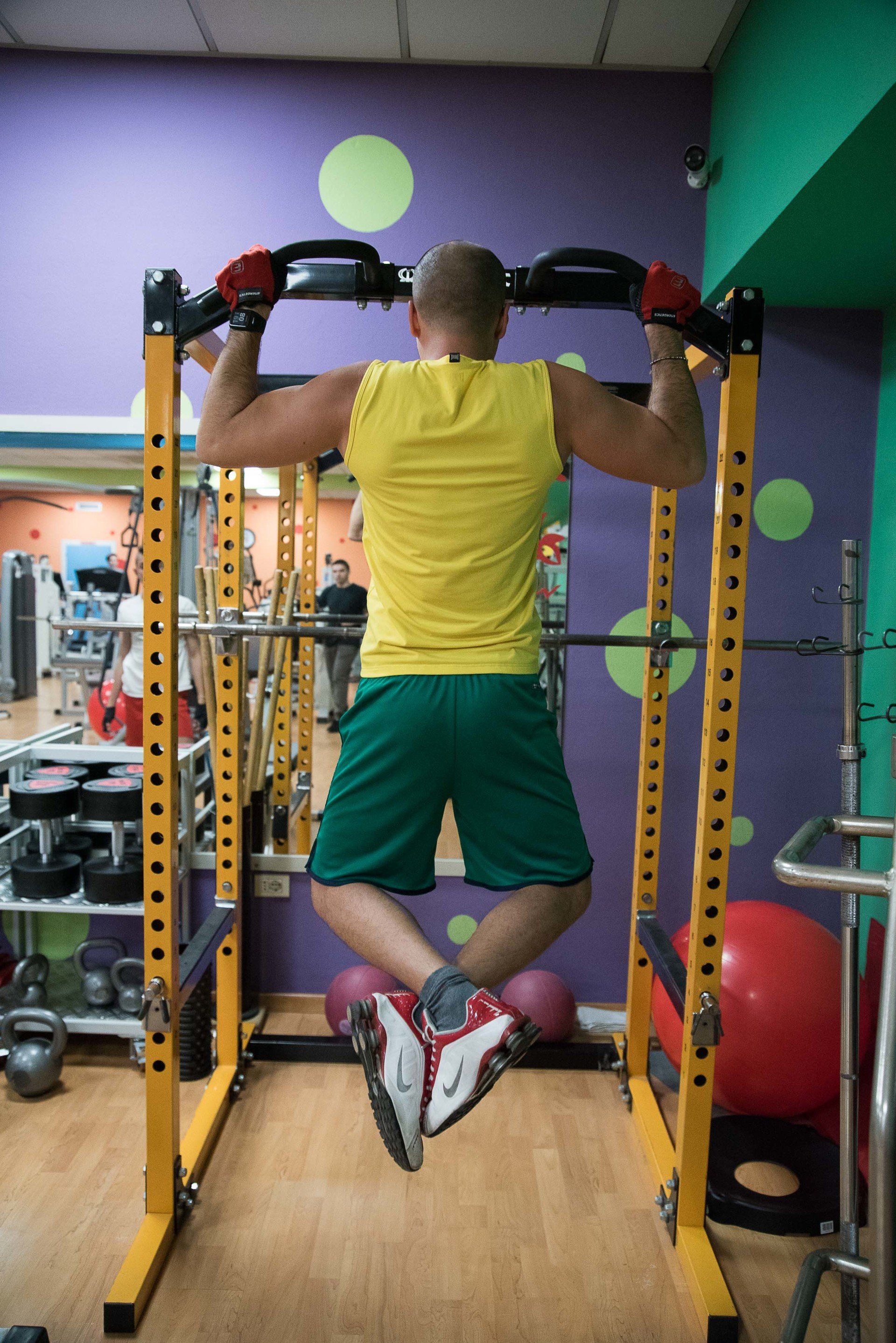 ragazzo mentre si allena in palestra