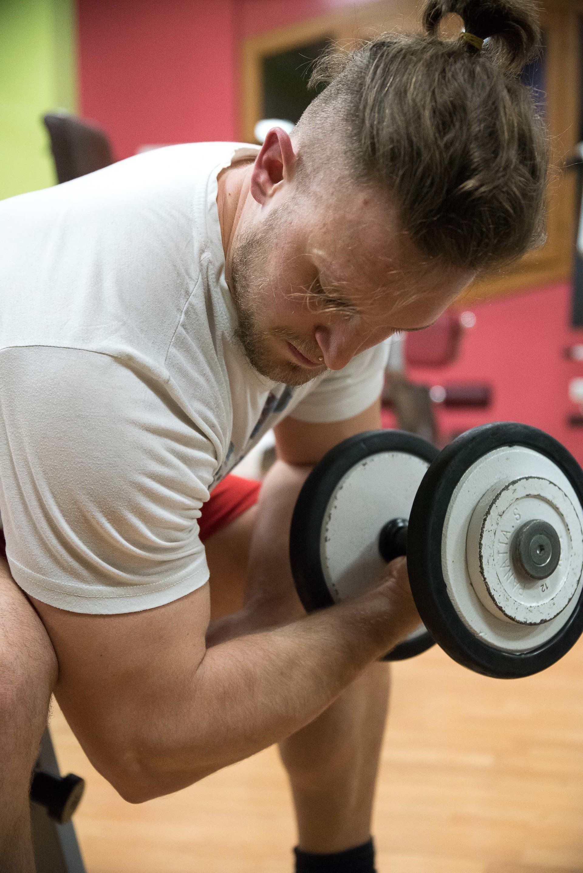 Ragazzo durante sollevamento pesi