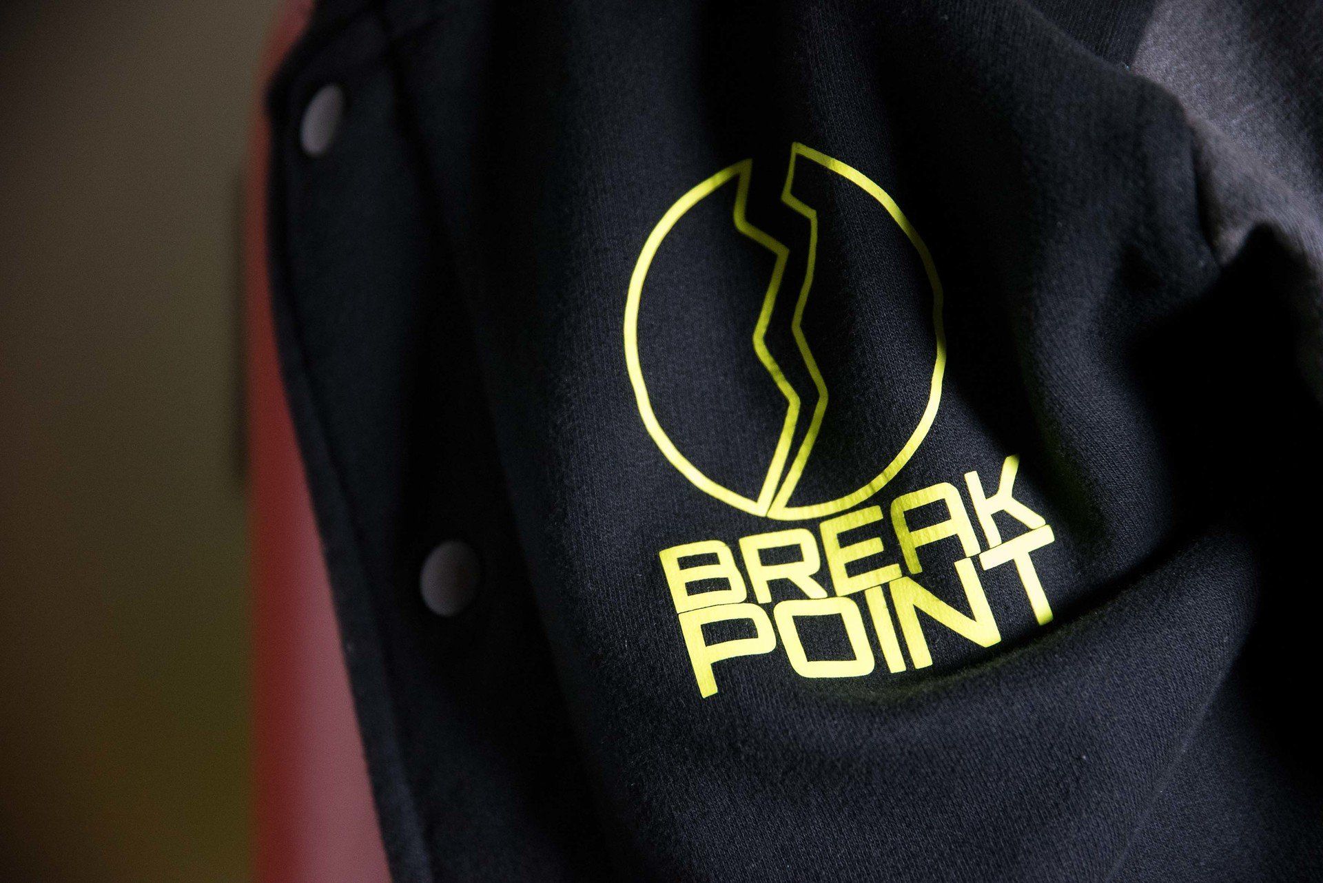 dettaglio di una giacca con logo di una palestra