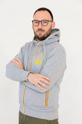 Uomo con barba e tenuta sportiva verde Manuel Maraschin - Istruttore di palestra
