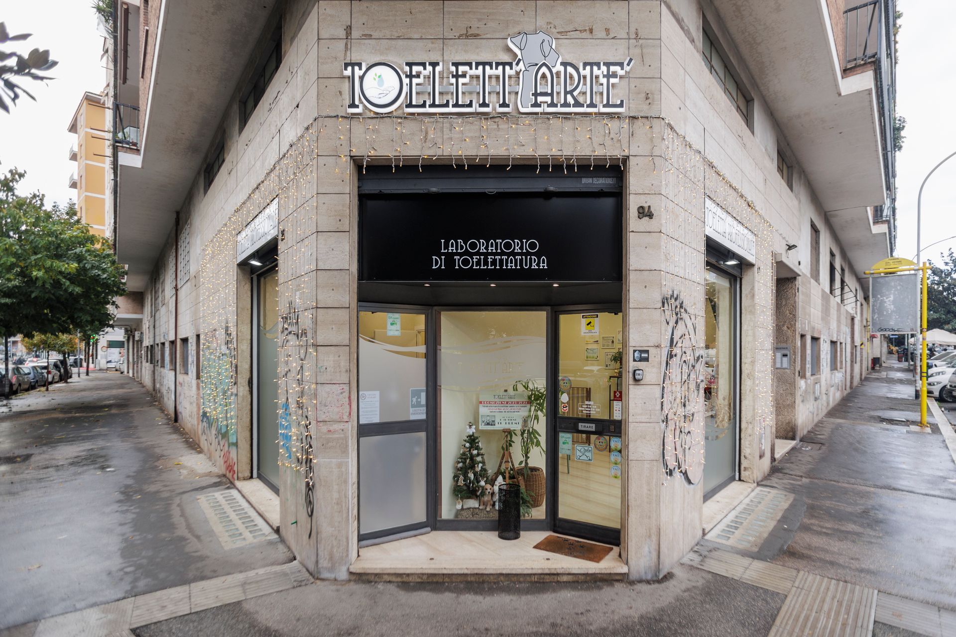 Una vetrina con un cartello che dice