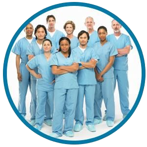 Un grupo de profesionales sanitarios con uniformes quirúrgicos de color azul claro posan juntos, sonriendo, sobre un fondo blanco.