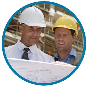 Dos profesionales de la construcción, con cascos de seguridad, revisan planos en una obra al aire libre con andamios al fondo.