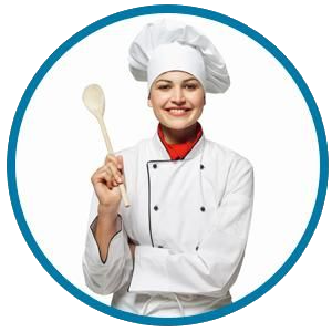 Un chef con uniforme y gorro blancos sonríe mientras sostiene una cuchara de madera, enmarcado dentro de un borde circular azul.