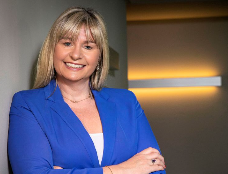 Liz O'Connell , Elizabeth Yazbeth