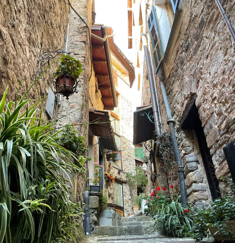 Een smal, met stenen geplaveid steegje in een het Middeleeuwse Apricale, 