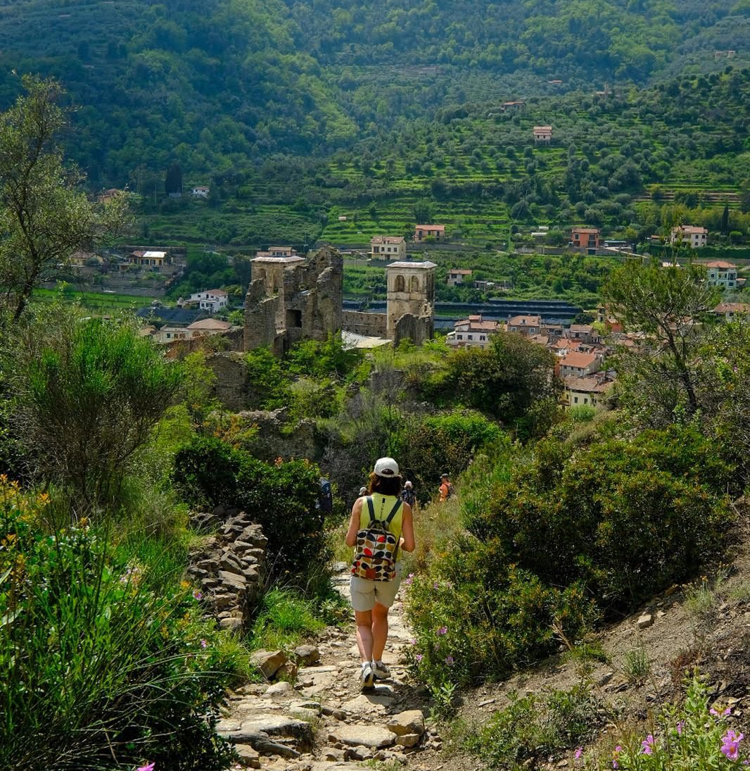 Een deelnemer aan een wandelreis met Move to Mountains  loopt naar het kasteel van Dolce Aqua 