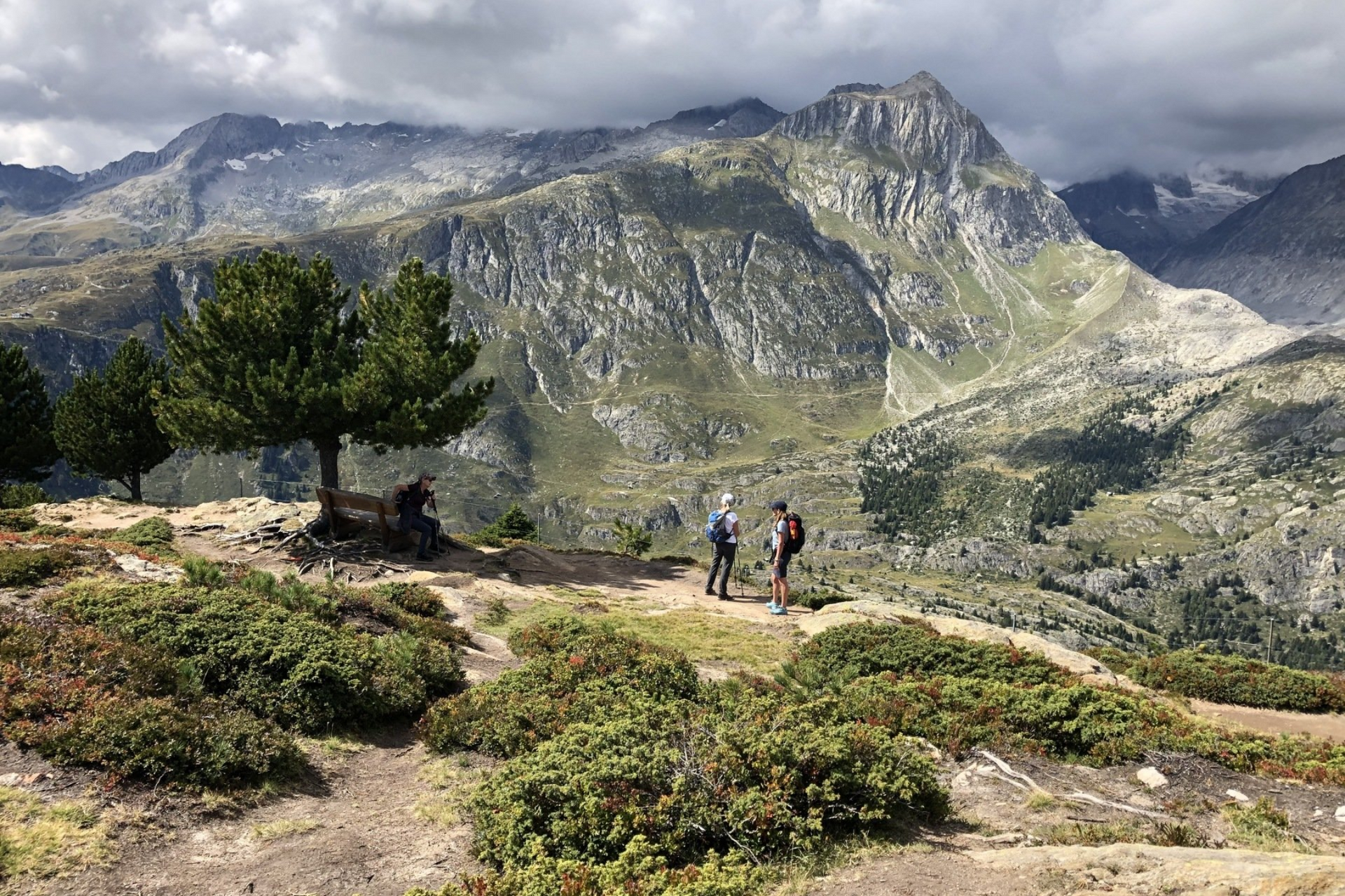Twee wandelaars van Move to Mountains staan ​​op de Moosfluh  