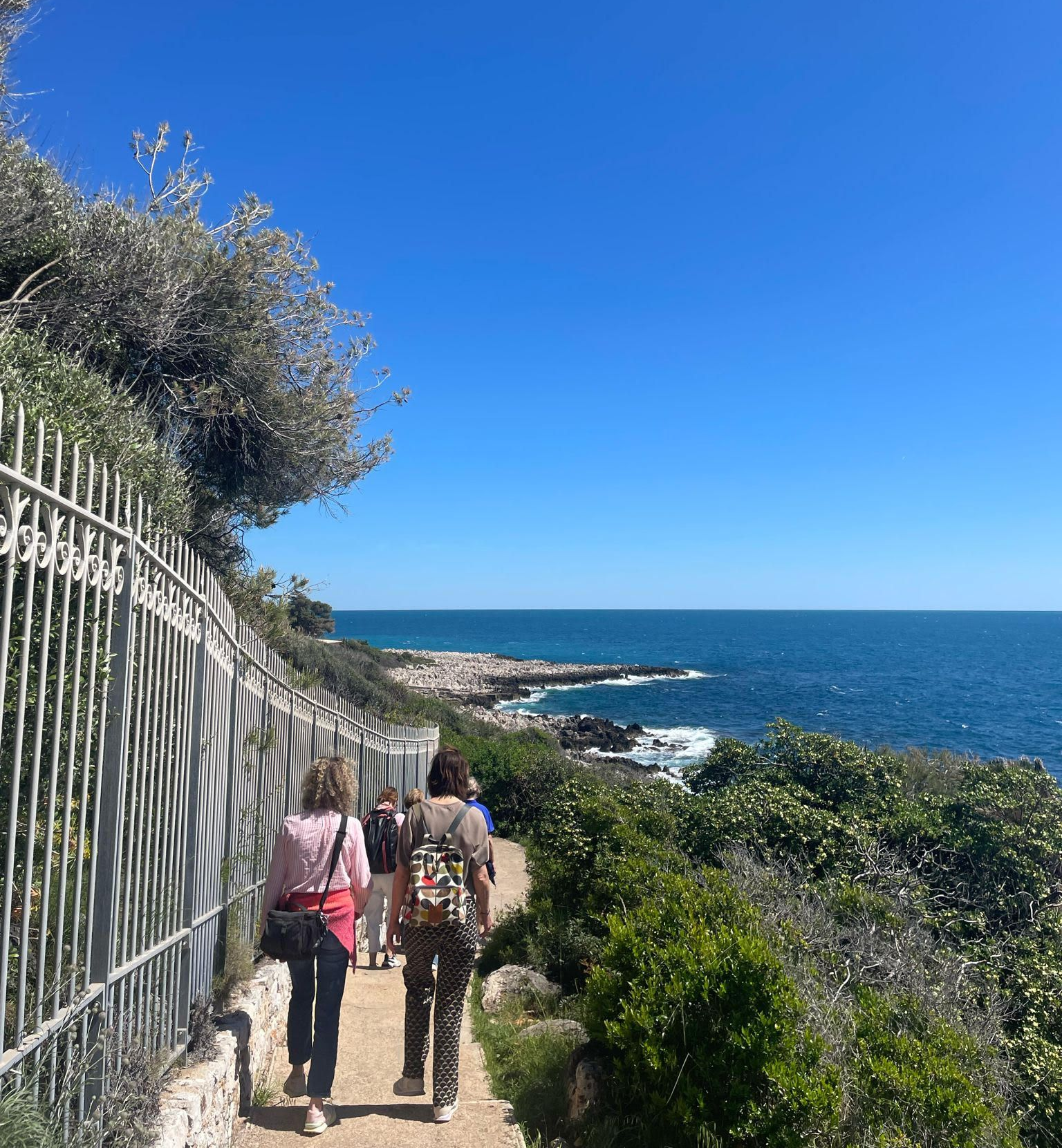 Een rotsachtige kustlijn ter hoogte van Bordighera waar we met Move to Mountains wandelen 
