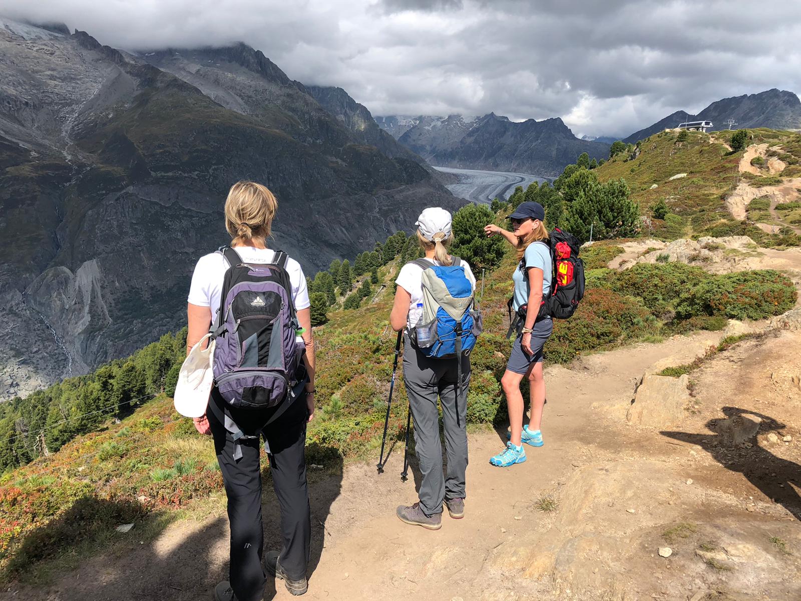 vrouwen die in de bergen in zwitserland wandelen move to mountains wandelreizen 