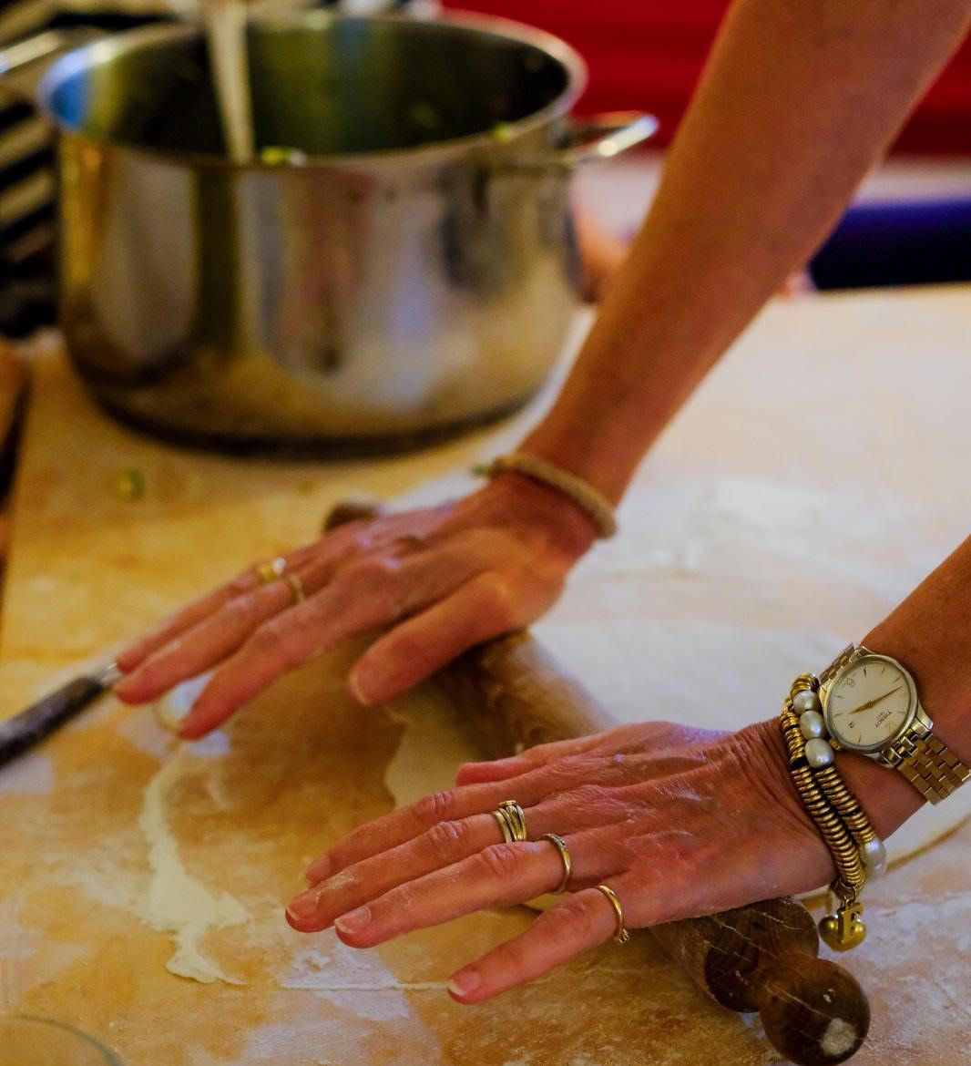 Het deeg rollen tijdens een pasta workshop met de handen 