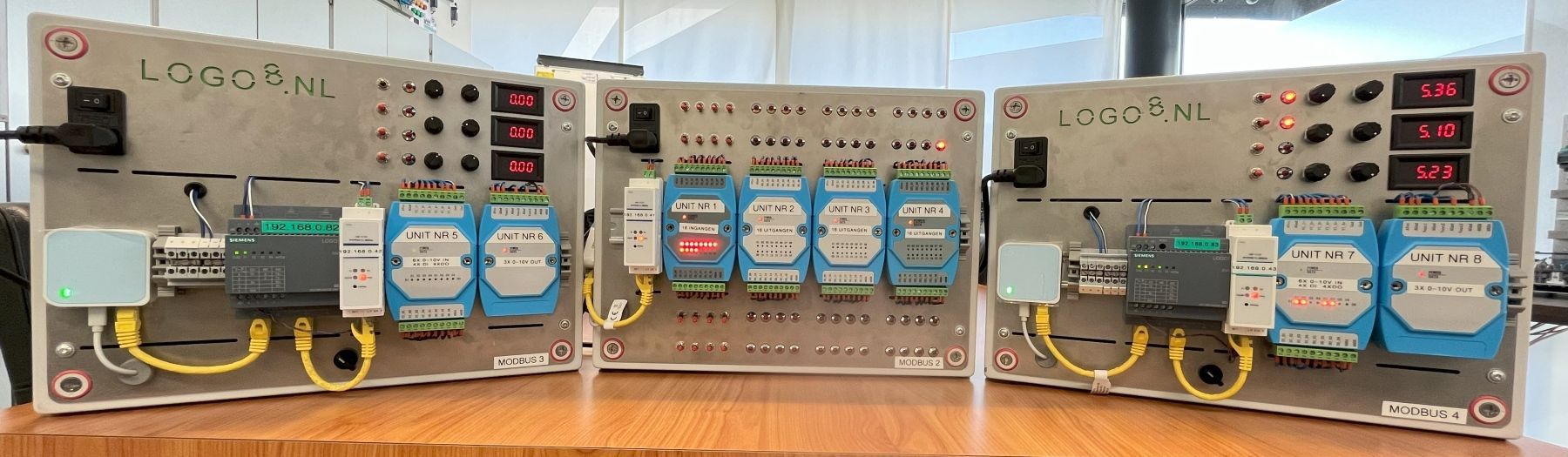 Onlangs toegevoegd lesmateriaal Drie elektrische schakelpanelen voor onze Modbus trainingen.