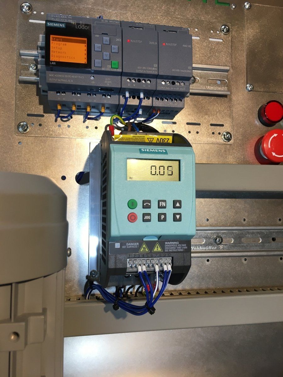 Siemens frequentieregelaar  icm Siemens Logo en AM2 AQ module.