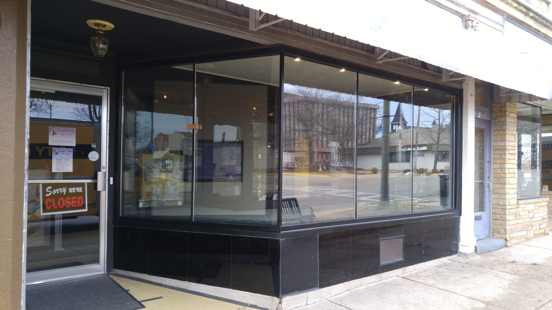 A store front with a sign that says ' closed ' on it